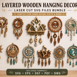 Op de afbeelding: Een verzameling gelaagde houten hangdecoraties, lasergesneden uit hout. De ontwerpen omvatten verschillende vormen en symbolen, met een natuurlijke houtkleur en accenten van teal en goud. De afbeelding bevat de tekst "LAYERED WOODEN HANGING DECOR".