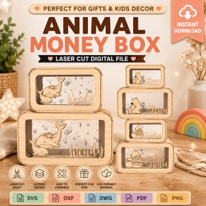 Peut inclure: Une collection de tirelires rectangulaires en bois avec des façades transparentes, présentant des motifs d'animaux découpés au laser, notamment des baleines et des ours. Les boîtes sont personnalisées avec des noms comme Wendy, Steven et Sophia.