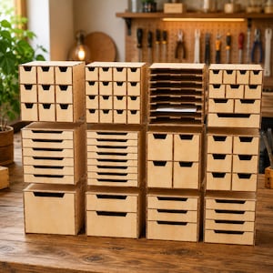 Peut inclure: Un système de rangement modulaire en bois composé de plusieurs unités empilées avec diverses configurations de tiroirs, incluant de petits compartiments carrés, des tablettes horizontales et de grands tiroirs profonds en contreplaqué clair.