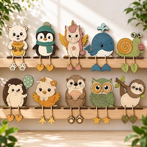 Può includere: Una collezione di dieci statuine in legno a forma di animali da posizionare su scaffali, tra cui un orso con miele, un pinguino, un unicorno, una balena, una lumaca, un riccio con palloncino, un pulcino, una lontra, un gufo e un bradipo.