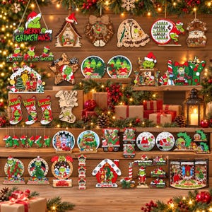 Puede incluir: Una colección de adornos navideños de madera que presentan al personaje del Grinch en varios diseños, incluyendo calcetines, placas circulares y formas de casa. Los adornos muestran colores festivos como rojo, verde y blanco, con textos como Merry Grinchmas.