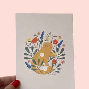 Impresión de arte de tarjeta de gato ecológico lindo gato rojo en el jardín con flores y una mariposa