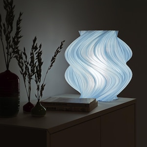 Lampe Fractal Wave – Lampe de table imprimée en 3D avec plastique recyclé bleu – Décoration d&#39;intérieur moderne et écologique, veilleuse