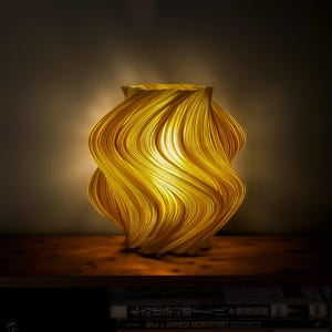 Fractal Wave Lampe goldener Bernstein – 3D-Gedruckte Tischlampe, Warmes Sanftes Licht, Skulpturale Akzentlampe, Handgefertigt