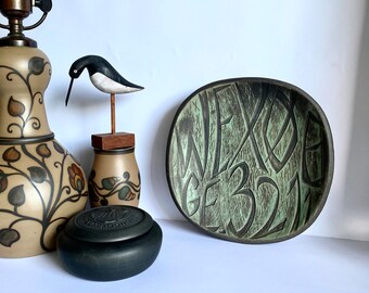 Duński talerz ceramiczny z połowy XX wieku – Reklama Wexøe – Hedehus Keramik HK – Zielone sgraffito – Modernistyczna tabliczka ścienna z typografią