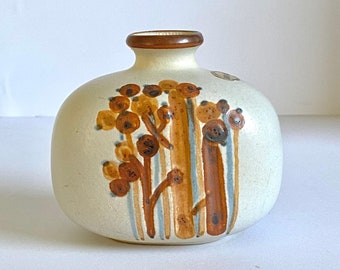 Wazon ceramiczny Søholm, vintage'owy duński design Einara Paulsena, skandynawski wystrój wnętrz, retro akcenty ceramiczne w pokoju, mały wazon na pąki, odcienie ziemi