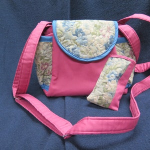 Bolso de hombro floral burdeos y azul