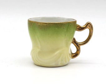 antike Tasse dünnes Porzellan grün Goldgriff vermutlich um  1900