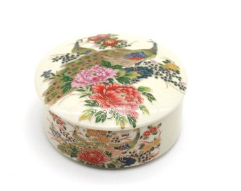 asiatische Deckeldose aus Porzellan mit filigranem Dekor