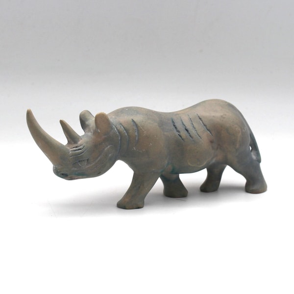 Rhinocéros sculpté à la main dans de la stéatite - bien conçu