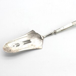 Antik jugendkakbestick, silver med pärlemorornament (?) på handtaget