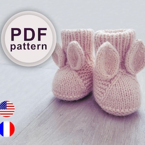 Peut inclure: Une paire de chaussons de bébé en tricot rose avec des oreilles de lapin. Les chaussons sont faits avec un fil doux et ont un motif de point délicat. Le modèle est disponible en anglais et en français.