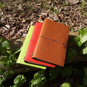 Nachfüllbar Handbuch mit persönlicher Gravur - Leder Notizbuch mit Visitenkartenhalter und Plastiktüte - Buntes Notizbuch im A6 Größe