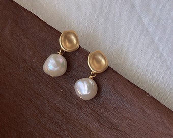 Perles d'eau douce de forme baroque, épingles en argent 925 plus placage 14K, boucles d'oreilles mates faites à la main, boucles d'oreilles vintage pour femmes