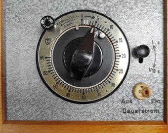 Temporizador eléctrico de precisión de laboratorio alemán antiguo, instrumento científico para experimentos, con caja de madera.