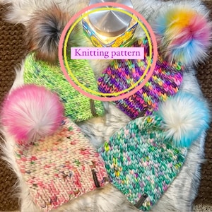 Könnte beinhalten: Fünf bunte Strickmützen mit flauschigen Bommeln. Die Mützen sind aus verschiedenen Garnen und Farben gefertigt, darunter Grün, Pink, Lila und Blau. Die Bommeln sind weiß, pink und regenbogenfarben.