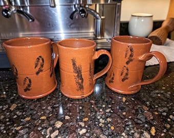 Vintage SJ Pottery Redware mokken set van 3, handgedraaid, studio keramiek, volkskunst.