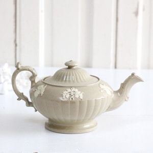 Tetera antigua Hackwood de cerámica marrón beige con hojas de vid blancas, estilo Jasperware, similar a las Wedgwood de 1807-1856.