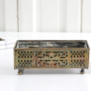 亜鉛メッキのインサートが付いたアンティークの網目模様の真鍮製プランター、穴の開いた銅製の小さな植木鉢、脚付きの長方形の窓用プランター、ハーブプランター