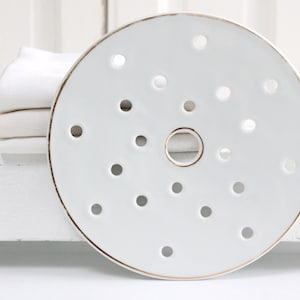 Vintage kleine weiße retikulierte Abtropfplatte aus Porzellan mit vergoldeten Rand, Keramik Abtropffläche, Topfuntersetzer, Topflappen, Sieb, Abtropfplatte