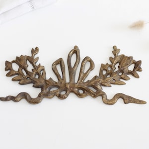 Antique French ormolu bronze furniture pediment in a garland, bow and ribbon design, old hardware metal ornament