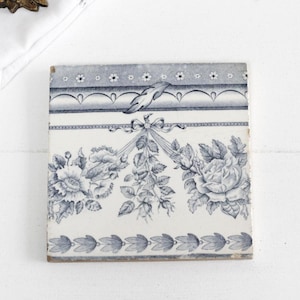 Antieke Franse keramische tegel onderzetter ontwerp van oude blauw lintslingers en rozen, porseleinen pannenrek - Franse kasteelstijl, keukeninrichting