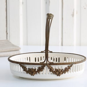 Antiker durchbohrter Cremeware-Korb mit floralem Ormolu-Metallrand und -griff, viktorianisches retikuliertes Gericht, Pariser Wohndekor
