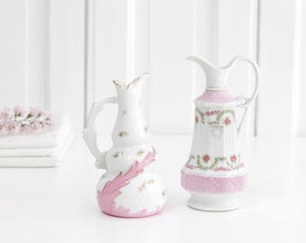 2 antyczne francuskie karafki porcelanowe w kolorze białym i różowym, mały ceramiczny dzbanek na syrop, dzbanek lub wazon w stylu francuskiego Château Brocante