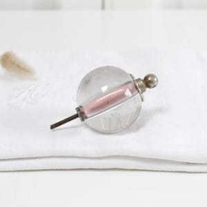 Antik Art Deco-dörrhandtag i glas och gjuten metall med rosa detaljer, möbelutsmyckningar, dekorativt skåphandtag, restaureringsbeslag