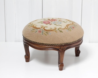 Vintage snidad träfotpall, blommig nålspetsad gobeläng klädd ottomansk bänk, fotstöd med blombroderi