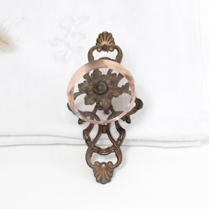 Antieke art-deco blush roze glazen en gegoten metalen knop, meubelversieringen, sierkasthandvat, restauratiebeslag