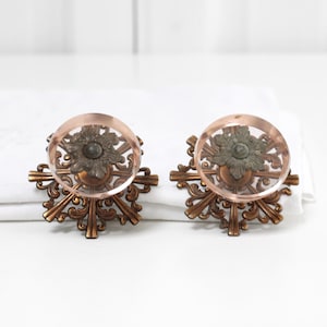 Set van 2 - antieke art-deco blushroze glazen en gegoten metalen knoppen, meubelversieringen, kasthandgreep, restauratiebeslag