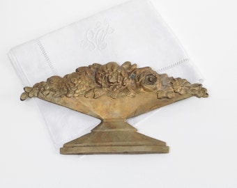 Antiker französischer großer Möbelgiebel aus Ormolu-Bronze, Design einer Blumenvase, alte Beschläge, Metallornament - Pariser Chic