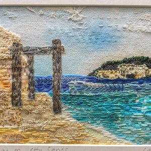 Paesaggio costiero - Collage di tessuto e ricamo artistico - Serenità sulle sabbie del molo