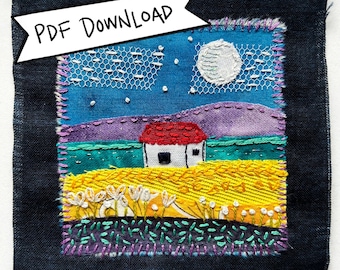 Puede incluir: Una obra de arte bordada colorida que representa una pequeña casa blanca con un techo rojo, sobre un fondo de cielo azul con una luna blanca y estrellas. La casa está situada en un campo de flores amarillas con flores blancas. La obra está enmarcada con un borde de tela azul oscuro.