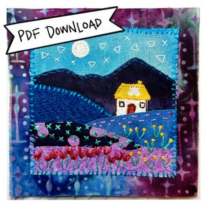 Puede incluir: Una obra de arte textil que representa un paisaje nocturno con una casa, montañas y flores. El cielo es azul con luna llena y estrellas. El texto "PDF DOWNLOAD" está en una pancarta blanca. La pieza está enmarcada con costuras azules.