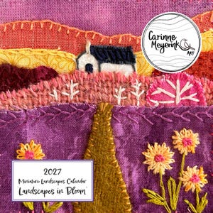 Puede incluir: Una pieza de arte textil con colinas bordadas en tonos naranja, amarillo y rosa, una pequeña casa blanca con techo oscuro y flores amarillas. Un logotipo circular dice Carinne Meyerink ART y una etiqueta 2027 Miniature Landscapes Calendar Landscapes in Bloom.