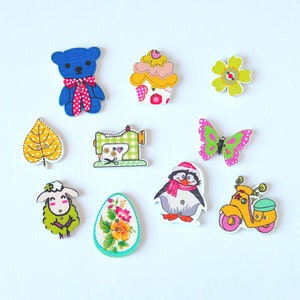 10 pieces of CHILDREN&#39;S BUTTONS made of WOOD. Button for needlework, scrapbooking, sewing buttons for clothes. Children clothing accessories