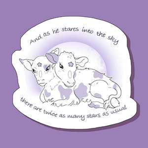 Pode incluir: Um autocolante com uma ilustração de dois bezerros brancos com marcas em forma de estrela, deitados juntos. O texto diz: "E enquanto ele olha para o céu, há o dobro de estrelas do que o habitual". O fundo é roxo suave.