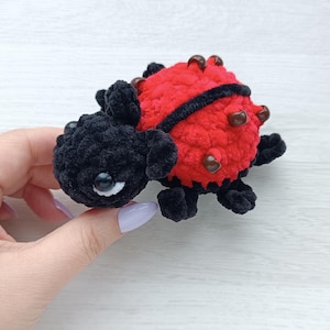 Puede incluir: Un letrero de madera rústico con el texto "Welcome to our home" en letras blancas. El letrero presenta un acabado envejecido y un diseño sencillo y acogedor, ideal para la decoración de la puerta principal.