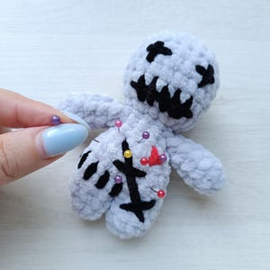 Voodoo-docka virkmönster, kuslig amigurumi zombie plysch Halloween gör-det-själv nyckelring virkad hemsökt docka PDF-handledning på engelska