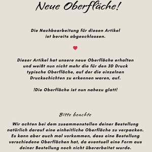 May include: A text-based announcement about a new surface finish for 3D printed items. The text reads "Neue Oberfl&auml;che!" which translates to "New Surface!" in English. The text also explains that the new surface is smooth and no longer shows the individual layers of the 3D print.