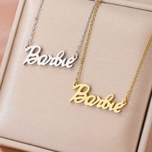 Peut inclure: Ensemble de trois mugs en céramique avec une finition mate et mouchetée. Les mugs sont dans des tons crème, gris clair et gris foncé. Chaque mug a un design simple et moderne et une anse arrondie. Parfait pour le café ou le thé.