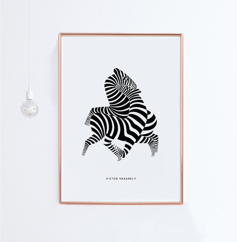 K&ouml;nnte beinhalten: Schwarz-wei&szlig;es abstraktes Kunst-Druck von zwei Zebras in einem geometrischen Muster. Der Druck ist in einem d&uuml;nnen, ros&eacute;goldenen Rahmen gerahmt. Der Name des K&uuml;nstlers, Victor Vasarely, ist unter dem Bild gedruckt.