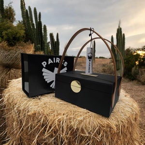 Bolso de mano de mujer de diseño con asas color canela.