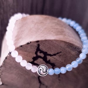 Aquamarine/rose quartz gemstone stretch bracelet with silver-colored yin/yang connector. Ideal as a gift.