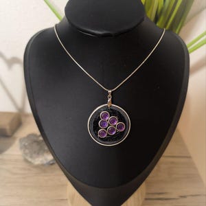 El disfrute del café se convierte en arte: un collar reciclado elaborado con cápsulas de café, ideal para regalar.