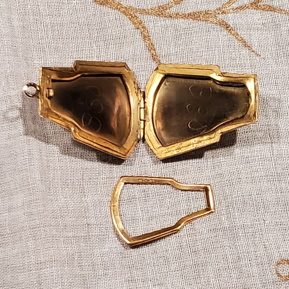 Beautiful Vintage Gold Filled Locket, Engraved Lo… - image 4
