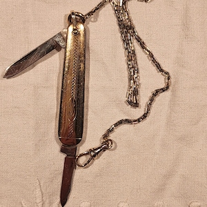 Navaja de bolsillo vintage con monograma sobre cadena de reloj chapada en oro