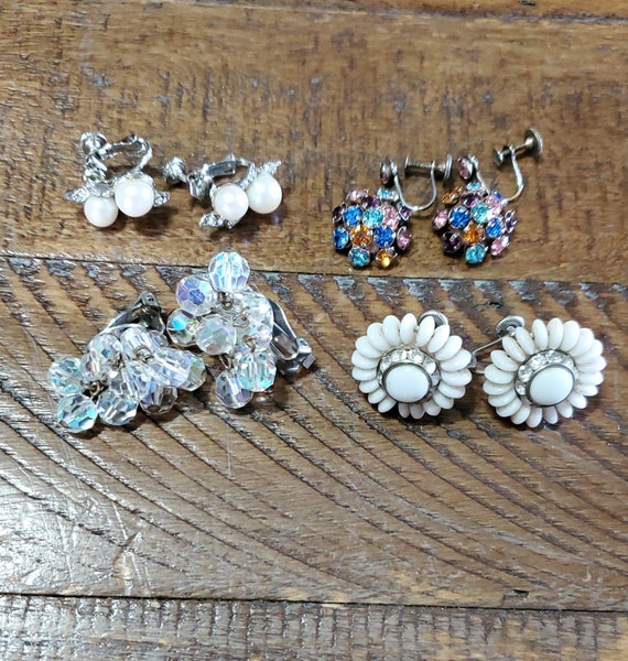 Group of Vintage Clip-On and screwback earrings - image 1